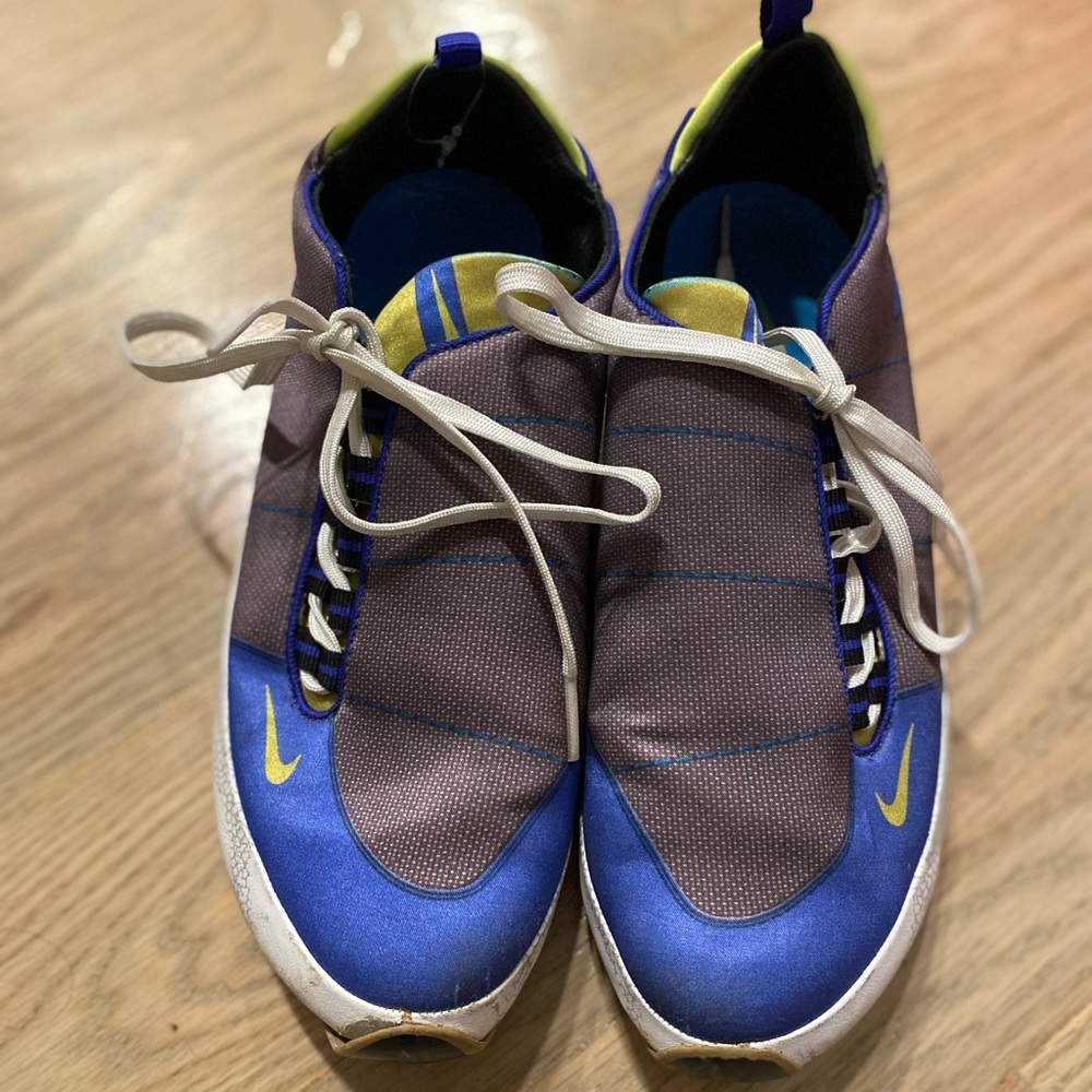 Womens nike Us 7.5 a bit worn shows. No rips blue / lime green with Nike sign.